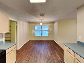 9815 Criswell Crk in San Antonio, TX - Foto de edificio - Building Photo