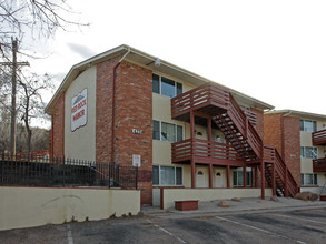 Red Rock Manor in Manitou Springs, CO - Building Photo - Building Photo