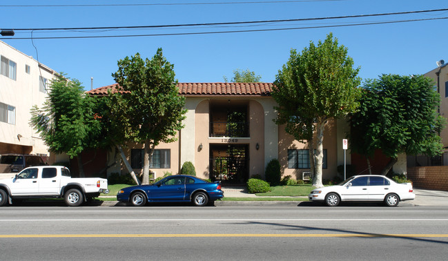 13049 Oxnard St in Van Nuys, CA - Building Photo - Building Photo