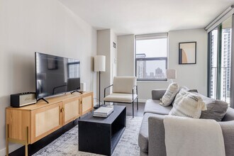 77 W Huron St in Chicago, IL - Building Photo - Building Photo