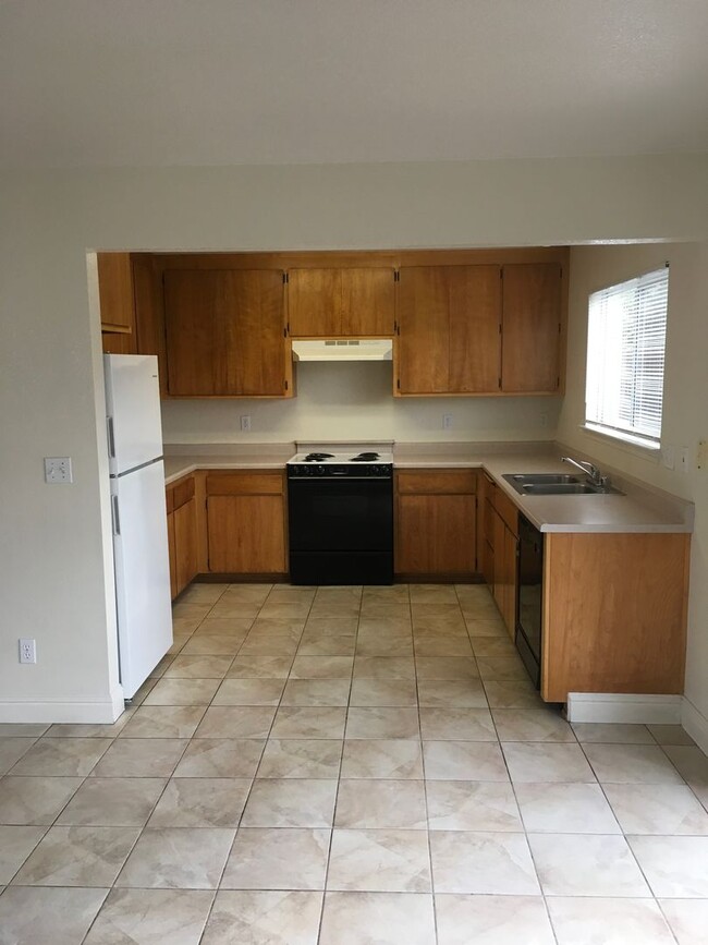 819 Cally Ct in Redding, CA - Foto de edificio - Building Photo