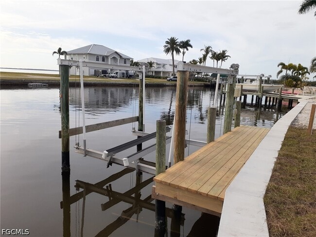 2585 Third St in Matlacha, FL - Building Photo - Building Photo