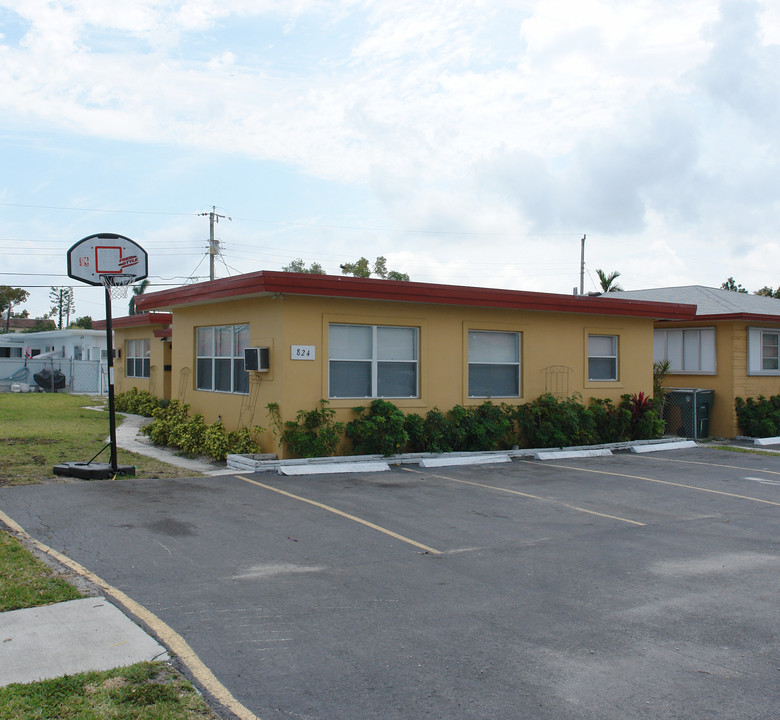 Duplex in Hallandale Beach, FL - Building Photo