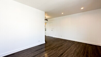 319 Heliotrope Dr in Los Angeles, CA - Building Photo - Building Photo