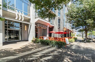 333 W Trade St in Charlotte, NC - Foto de edificio - Building Photo