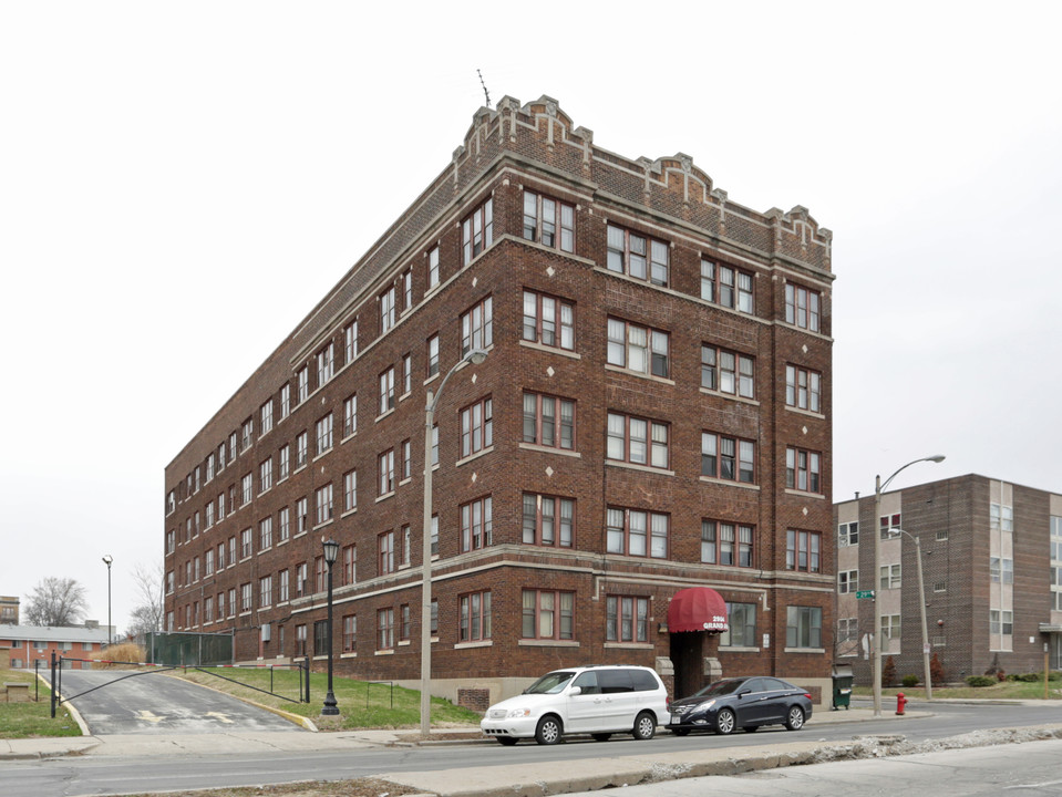 2904 W Wisconsin Ave in Milwaukee, WI - Building Photo