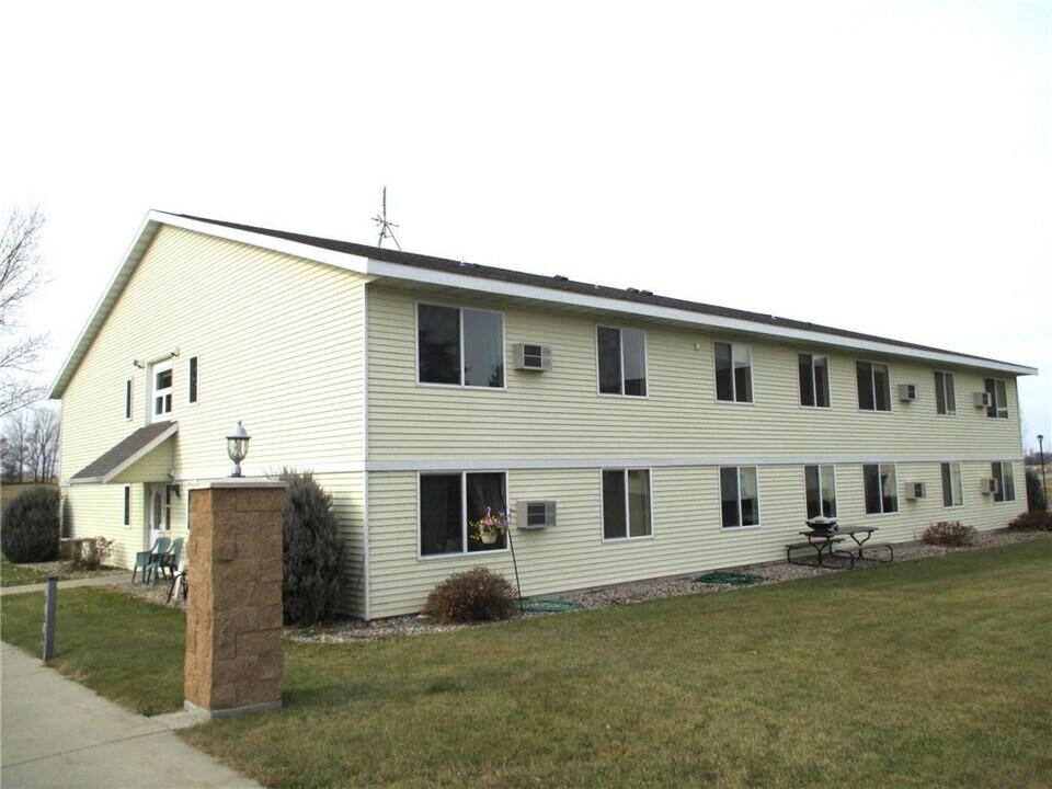 480 W Main St in Osakis, MN - Building Photo