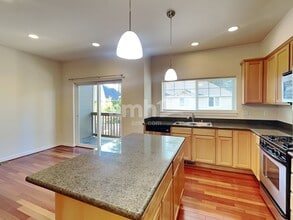 7337 Rainier Dr in Everett, WA - Building Photo - Building Photo