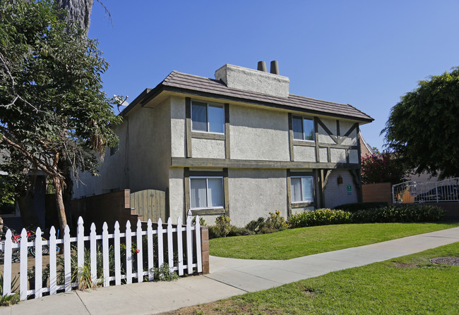 14803 Sylvan St in Van Nuys, CA - Foto de edificio - Building Photo