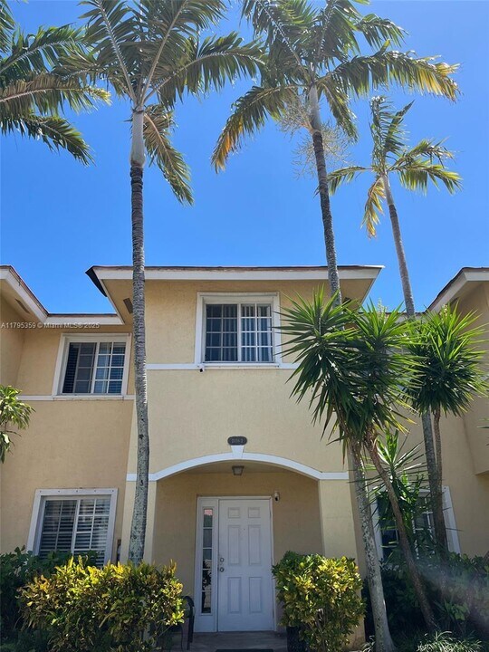2036 NE 167th St in North Miami Beach, FL - Building Photo