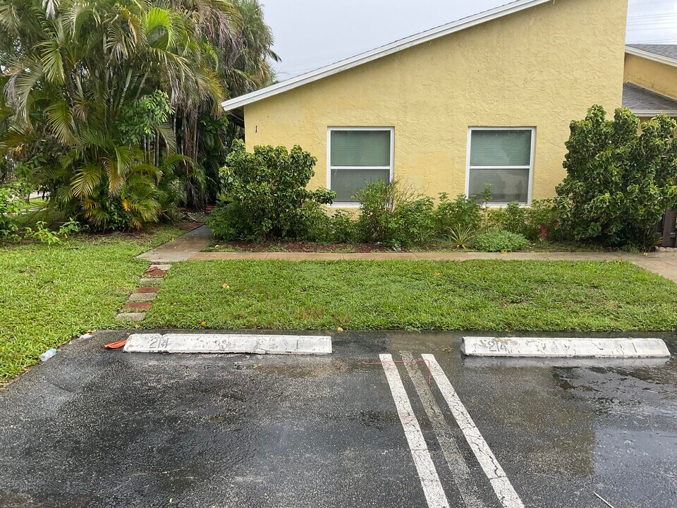214 Sparrow Dr in Royal Palm Beach, FL - Foto de edificio
