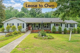 2800 Loch Dr in Winston-Salem, NC - Building Photo