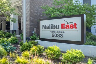 Malibu East Condominium in Chicago, IL - Building Photo - Building Photo