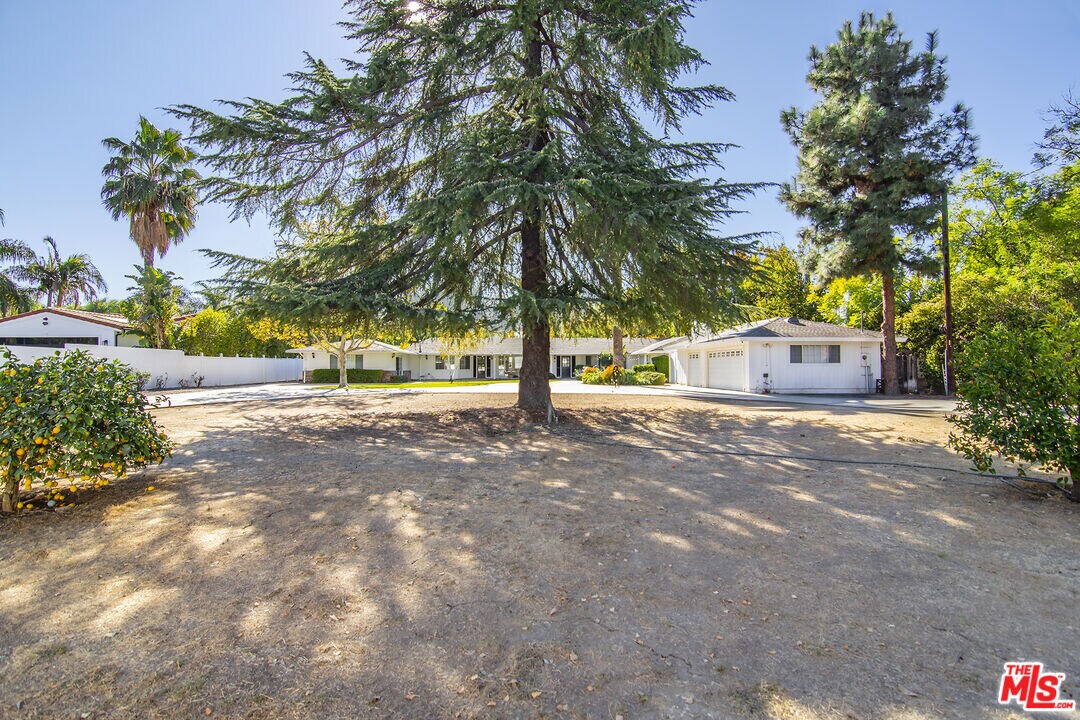 22960 Erwin St in Los Angeles, CA - Building Photo