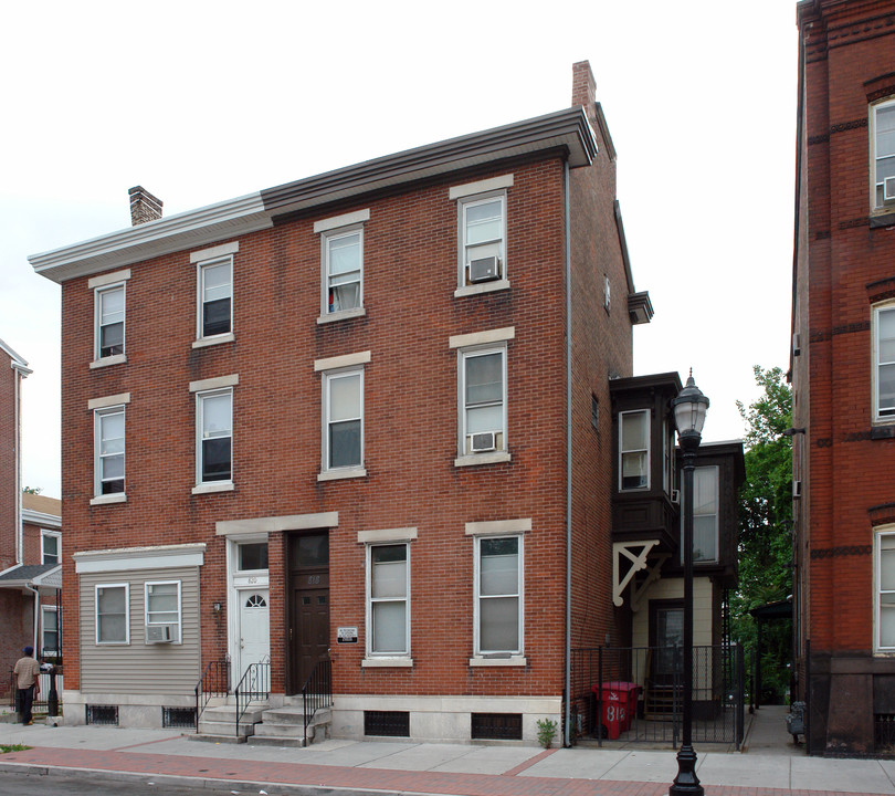 818 Dekalb St in Norristown, PA - Building Photo