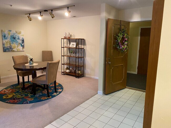 129 Acacia Cir, Unit 102 in Indian Head Park, IL - Building Photo - Building Photo