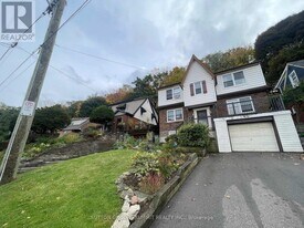 16 Kingsway Dr in Hamilton, ON - Building Photo