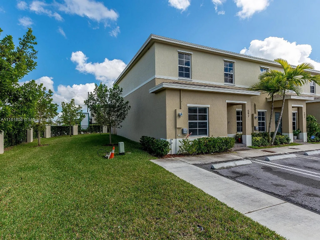 597 NE 5th Pl in Florida City, FL - Building Photo - Building Photo