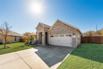 300 Clayton St in Glenn Heights, TX - Building Photo - Building Photo