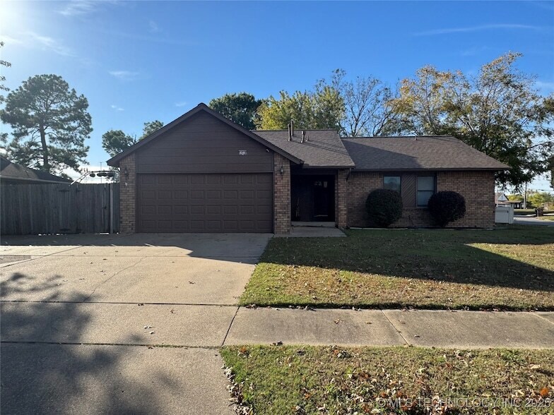 14518 S Maple Ave in Glenpool, OK - Building Photo