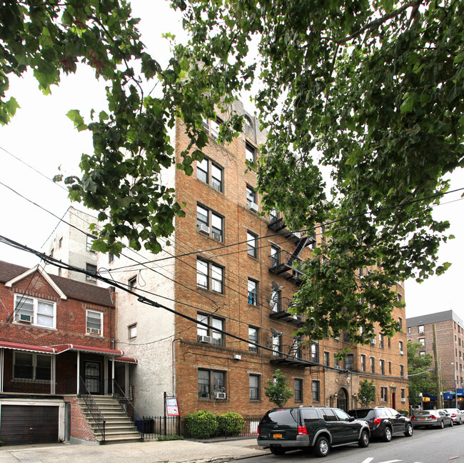 305 E 34th St in Brooklyn, NY - Foto de edificio - Building Photo