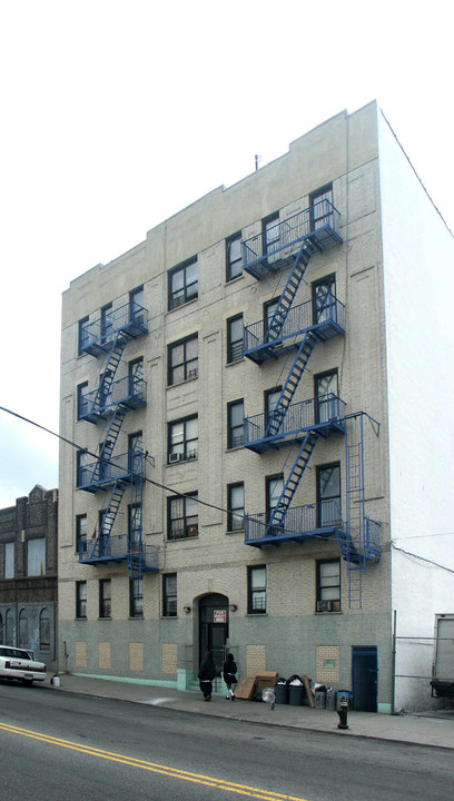 916 E 169th St in Bronx, NY - Foto de edificio