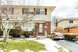 77 Dalegrove Dr in Kitchener, ON - Building Photo