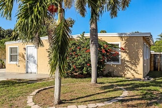 395 Plum Tree Dr in Lantana, FL - Building Photo - Building Photo