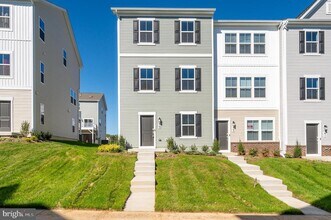 33 BROOKFIELD Mews in Ranson, WV - Building Photo - Building Photo