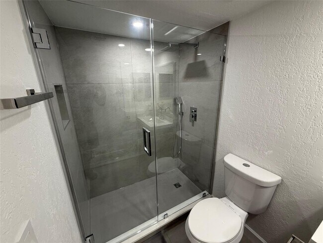 6960 NW 174th Ter, Unit 208 in Hialeah, FL - Building Photo - Building Photo