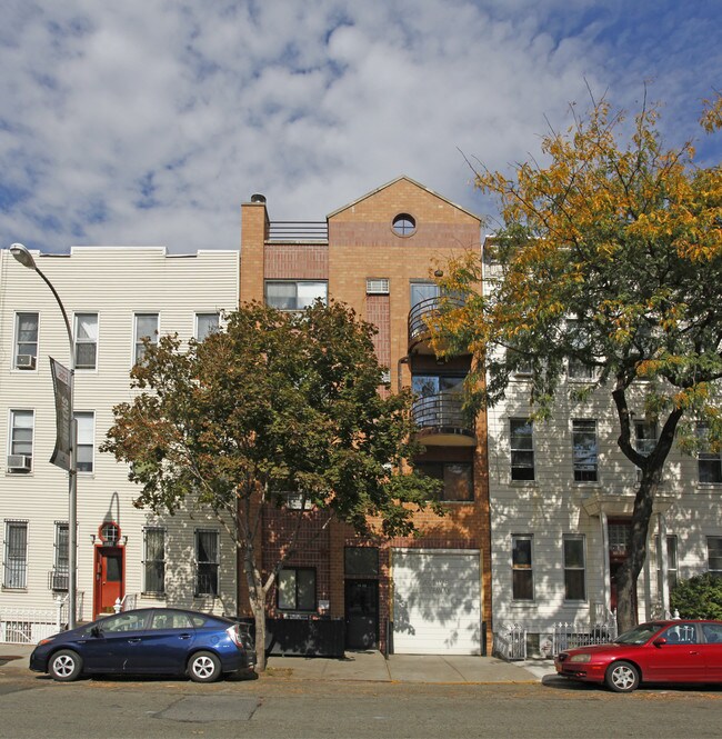 10-39 48th Ave in Long Island City, NY - Foto de edificio - Building Photo