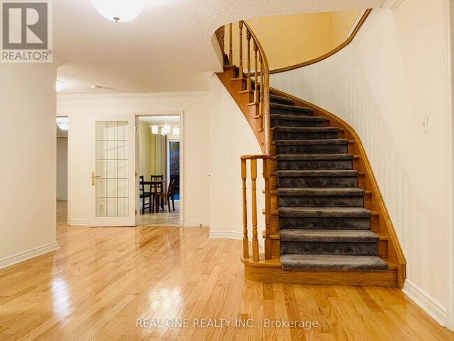 1759 Sherwood Forrest Cir in Mississauga, ON - Building Photo - Building Photo