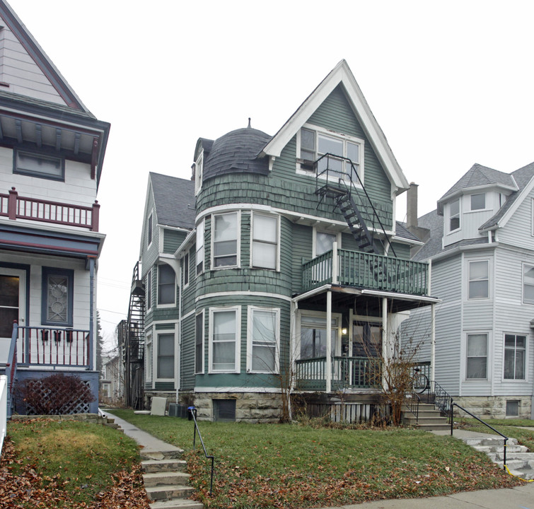 1655 N Van Buren St in Milwaukee, WI - Foto de edificio