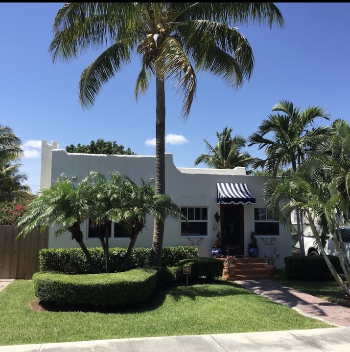 241 Royal Ct in Delray Beach, FL - Building Photo