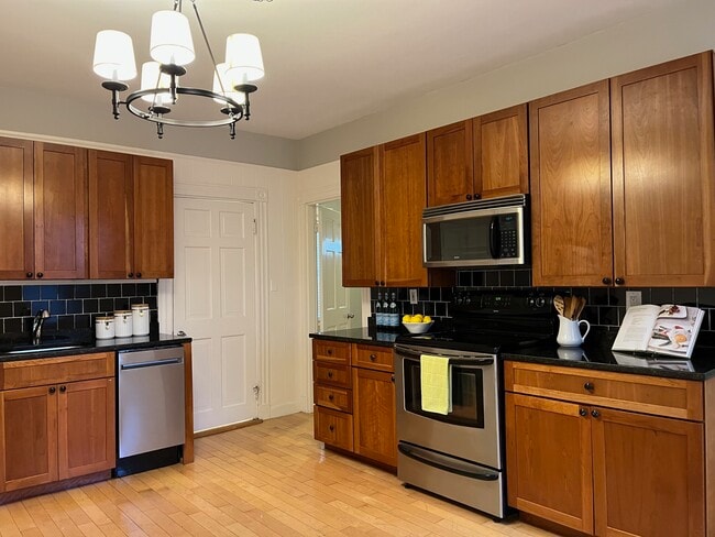 128 Chestnut St, Unit 1 in Brookline, MA - Building Photo - Building Photo