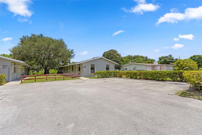 5629 Taft St in Hollywood, FL - Building Photo - Building Photo
