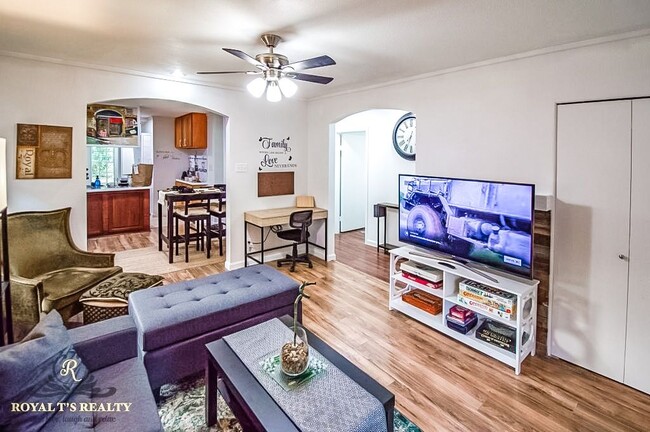 707 Sprucewood Ln