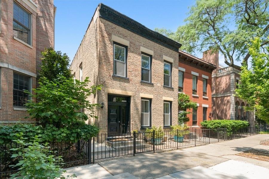 2246 N Magnolia Ave in Chicago, IL - Foto de edificio
