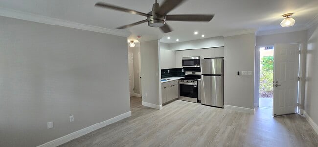 Las Palmas Senior Living in Hialeah, FL - Foto de edificio - Building Photo