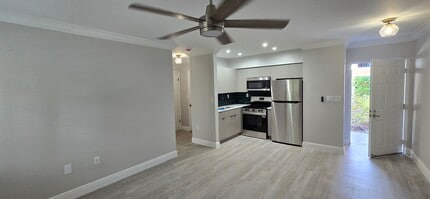 Las Palmas Senior Living in Hialeah, FL - Foto de edificio - Building Photo