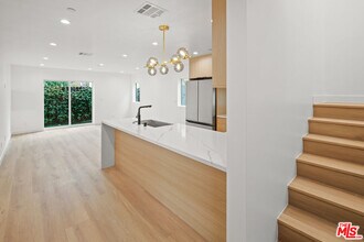 11004 Hortense St in Los Angeles, CA - Building Photo - Building Photo