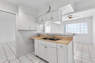 202-244 W Shields Ave in Fresno, CA - Building Photo - Building Photo