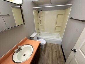 236 Walworth St, Unit 2 in Sharon, WI - Foto de edificio - Building Photo