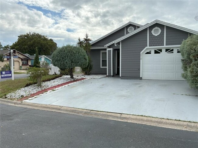 property at 2010 S Plainfield Dr