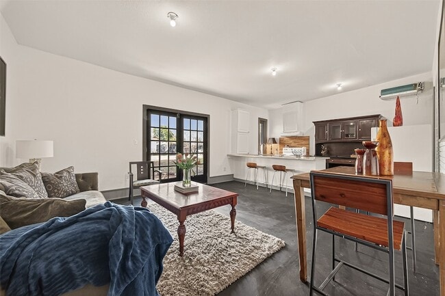 100 W Hamilton St in Houston, TX - Foto de edificio - Building Photo