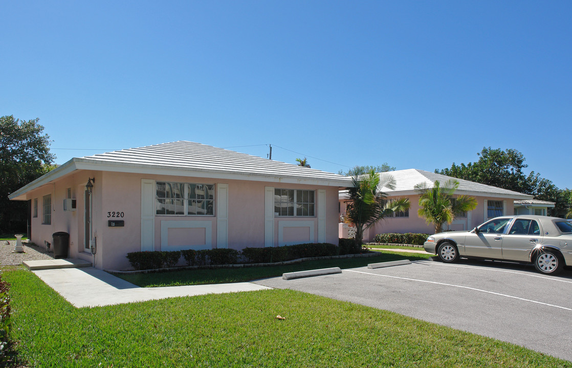 3218-3220 SE 11th St in Pompano Beach, FL - Building Photo