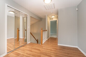 5681 Pine Aires Dr in Sterling Heights, MI - Building Photo - Building Photo