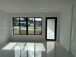6813 SW 10th Ct in Pembroke Pines, FL - Building Photo - Building Photo