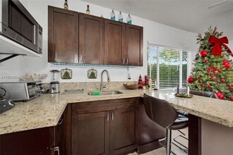 7420 SW 31st St in Miami, FL - Building Photo - Building Photo