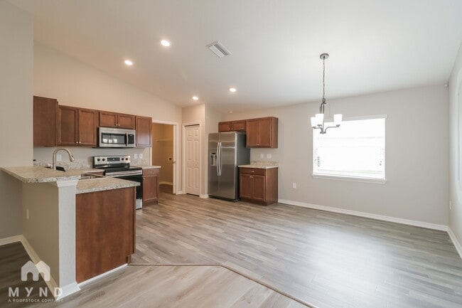 34948 Long Island Ct in Zephyrhills, FL - Building Photo - Building Photo